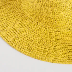 Nahaufnahme der gelben gewebten Strohhut Textur, feine Handwerkskunst für den Sommer.