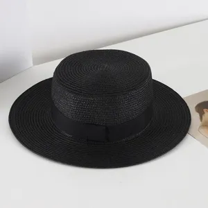 Schwarzer flacher Strohhut fuer Damen mit Schleife breite Krempe Sommersonnenhut