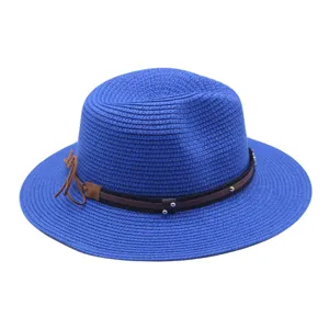 Blauer Sommerstrohhut im Detail mit elegantem braunem Lederband und dekorativen Metallnieten.