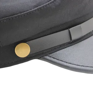 Klassische schwarze Flachkappe Detailansicht, eleganter Schirm und dekorativer Metallknopf.