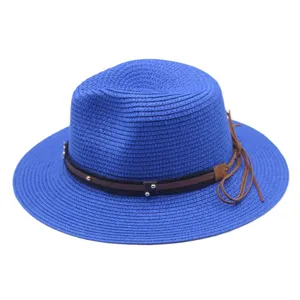 Detailansicht des blauen Strohhutes mit braunem Lederriemen und stilvollen Nieten für den Sommer.