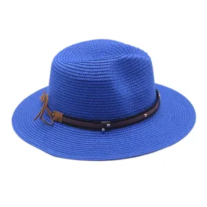 Detailansicht des blauen Strohhutes mit braunem Ledergürtel und dekorativen Nieten.