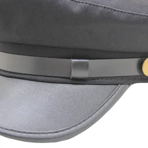 Nahaufnahmedetail der schwarzen flachen Militärmütze mit Kunstleder-Krempe und Metallknopf.