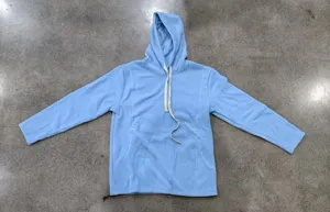 Lichtblauwe heren fleece hoodie detailweergave, casual lange mouw truien voor de winter.
