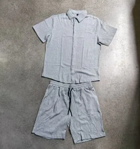 Vue détaillée de l'ensemble chemise à manches courtes et short texturés pour hommes.