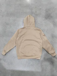 Detailansicht des taktischen Fleece-Hoodies für Herren in Khaki mit praktischer Ärmeltasche.