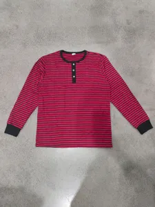 Vue detaillee du t-shirt henley manches longues raye rouge et noir avec patte de boutons.