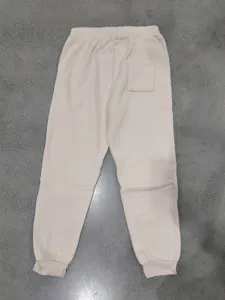 Gedetailleerd overzicht van de achterkant van fleece joggingbroek voor heren met elastische taille.