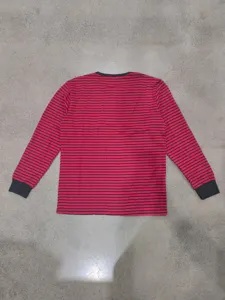 Vue détaillée du t-shirt à manches longues rayé rouge et noir, montrant les poignets.