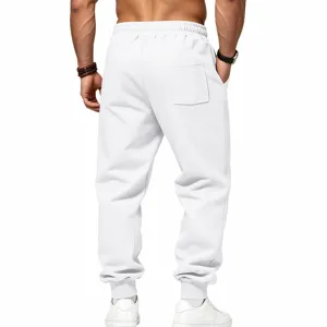Rückansicht der weißen Freizeithose für Herren mit elastischem Bund und Gesäßtasche.