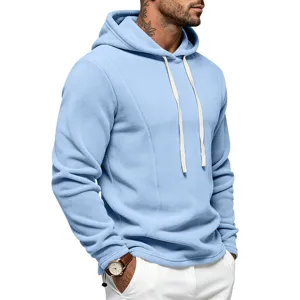 Lichtblauwe fleece heren hoodie met comfortabele capuchon, lange mouwen en minimalistische stijl.