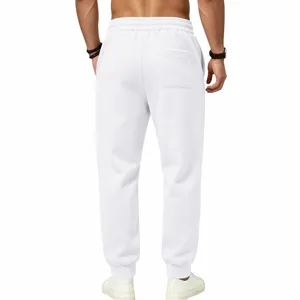 Heren effen witte joggingbroek achteraanzicht met handige achterzak en elastiek.