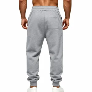 Achterste detailweergave van casual grijze fleece gevoerde joggingsbroek voor heren.