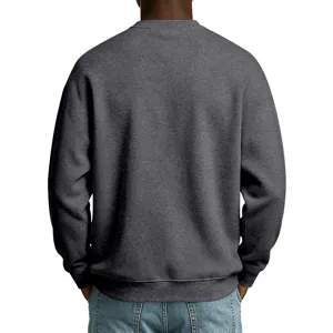 Rückansicht Detail des schweren dunkelgrauen Herren Pullovers im minimalistischen Stil.