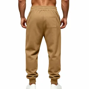 Gedetailleerd achteraanzicht van gevoerde casual joggingbroek met elastische taille.