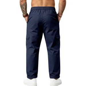 Detailansicht der Freizeithose für Herren mit Gesäßtaschen und bequemem Tunnelzugbund.