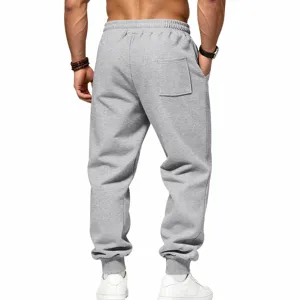 Detailansicht der grauen Herren Fleece Jogginghose mit Gesäßtasche und lockerer Passform.