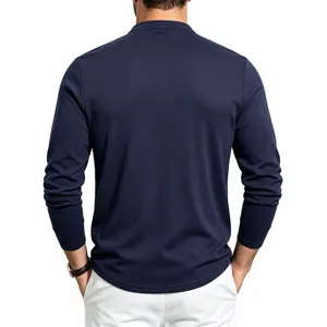 Gedetailleerd overzicht van casual herentop met lange mouwen in marineblauw, losse pasvorm.