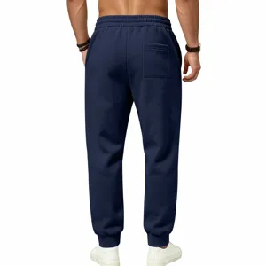 Achterdetail van gevoerde joggingbroek voor heren met elastische tailleband en zak.