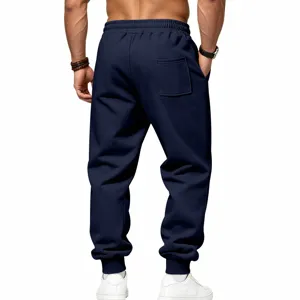 Detailansicht der dunkelblauen Fleece-Jogginghose für Herren mit Bündchen und Gesäßtasche.