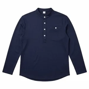 Casual heren lang mouw henley shirt in marineblauw met knoopsluiting en borstzak detail.