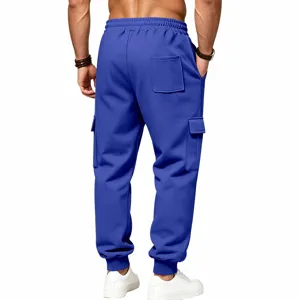 Pantaloni tuta cargo blu uomo vista posteriore, pantaloni felpati caldi con comode tasche multiple.