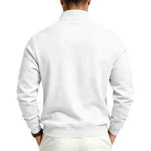 Vista trasera detallada de la sudadera blanca lisa para hombre con cuello alzado.