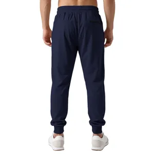Pantalon de jogging de sport décontracté pour homme en bleu marine avec poche arrière.