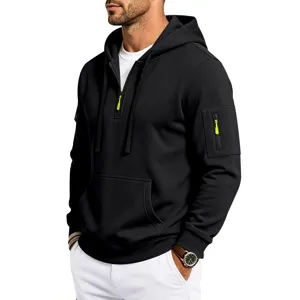 Detailansicht des schwarzen Herren Fleece Hoodies mit praktischer Ärmeltasche und Reißverschluss.