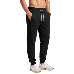 Vue détaillée du pantalon de jogging noir pour homme avec cordon de serrage et poches zippées.