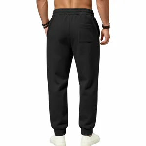 Details van de achterkant van gevoerde joggingbroek voor heren met achterzak.