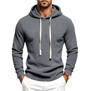 Gedetailleerd overzicht van de grijze heren fleece hoodie met witte trekkoorden winter.
