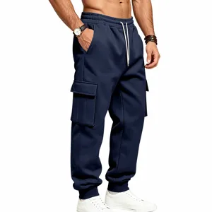 Primo piano dei pantaloni cargo felpati da uomo in blu scuro con tasche multiple dettagliate.