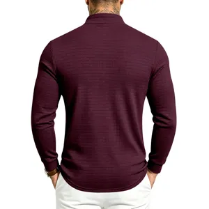 Polo de manga larga para hombre con media cremallera y tejido texturizado en otoño.