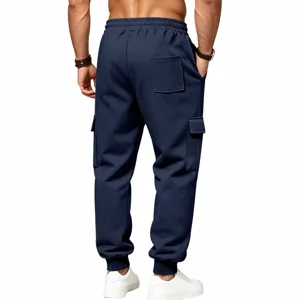 Vista dettagliata pantaloni cargo uomo blu scuro, retro con tasche multiple e polsini elastici.
