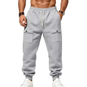 Details zu grauen Herren Fleece-Cargo-Jogginghosen mit Kordelzug und praktischen Taschen.