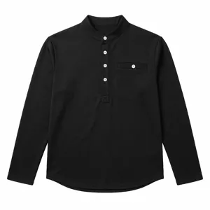 Detailweergave van heren henley shirt met lange mouwen, zwarte stof, knoopsluiting en borstzak.