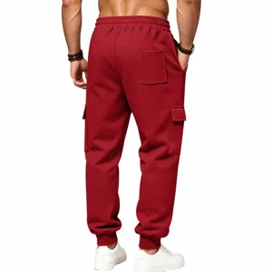 Vista dettagliata della tasca posteriore e delle tasche cargo di questi pantaloni felpati rossi.