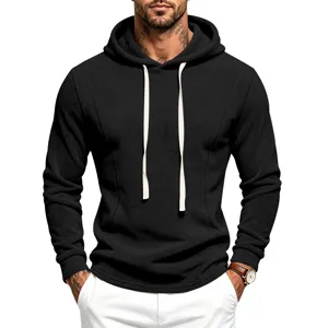 Gedetailleerd overzicht van zwarte heren fleece hoodie met dikke witte trekkoorden en mouwen.