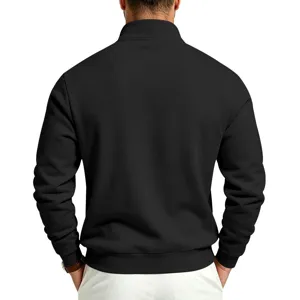 Detalle de vista trasera de la sudadera negra de hombre con cuello alto y puños de canalé.