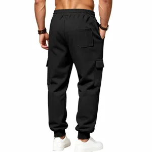 Dettaglio posteriore pantaloni cargo neri da uomo con tasche e fodera in pile caldo.