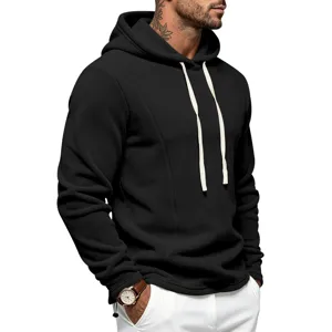 Zwarte fleece hoodie voor heren met comfortabele capuchon en witte trekkoorden, detail.