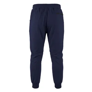 Vista posteriore dettagliata dei pantaloni sportivi da uomo blu con tasca con zip.