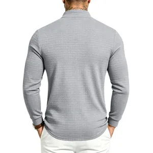 Vista trasera detallada de camiseta manga larga gris hombre tejido gofrado con cremallera.