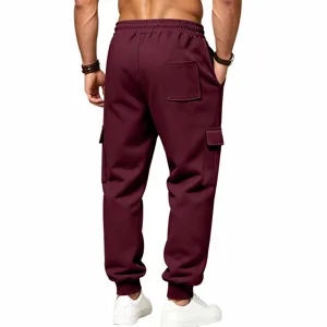 Vista di dettaglio dei pantaloni cargo felpati da uomo in bordeaux con pratiche tasche.