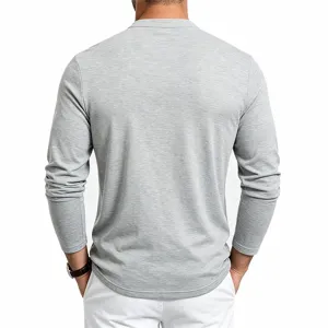 Gedetailleerd overzicht grijs heren casual top met lange mouwen, comfortabel gebreid shirt.