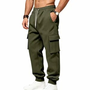 Primo piano e dettaglio dei pantaloni cargo verdi militari da uomo con tasche coulisse.