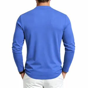 Achteraanzicht detail van een effen blauwe heren casual top met lange mouwen en witte broek.