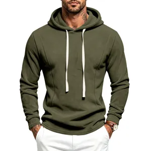 Zware fleece heren hoodie in legergroen met witte trekkoorden voor het winterse seizoen.