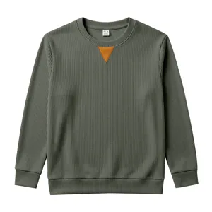Détail du sweat-shirt col rond côtelé pour homme en vert olive avec empiècement au col.